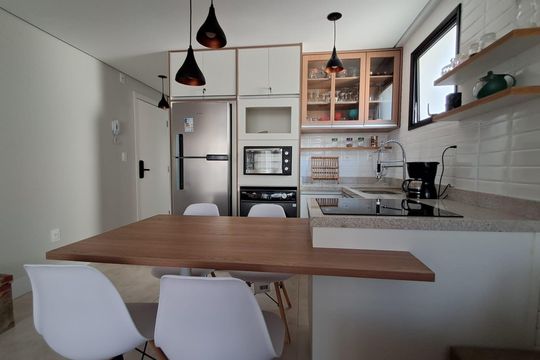 Cozinha de apartamento para alugar com 1 quarto, 31m² em Cacupé, Florianópolis