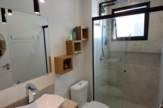 Banheiro de apartamento para alugar com 1 quarto, 31m² em Cacupé, Florianópolis