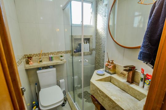 Banheiro de apartamento à venda com 2 quartos, 50m² em Parque Erasmo Assunção, Santo André