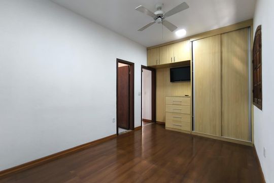 Casa à venda com 3 quartos, 360m² em Mariano de Abreu, Belo Horizonte