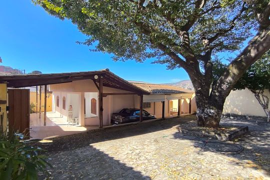 Casa à venda com 3 quartos, 360m² em Mariano de Abreu, Belo Horizonte