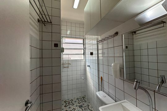 Banheiro de casa de condomínio à venda com 2 quartos, 128m² em Jardim California, Barueri
