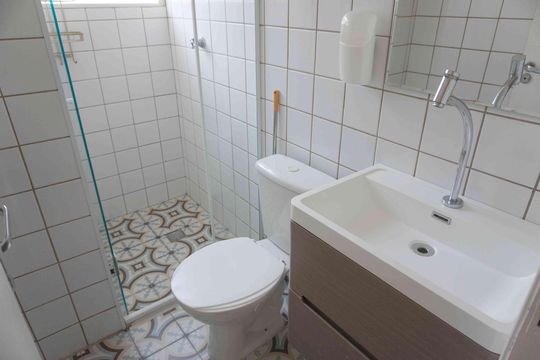 Banheiro de casa de condomínio à venda com 2 quartos, 128m² em Jardim California, Barueri