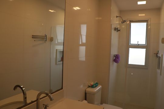 Banheiro Social de apartamento à venda com 2 quartos, 74m² em Alphaville Empresarial, Barueri
