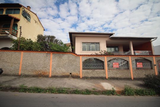 Fachada de casa para alugar com 4 quartos, 180m² em Santa Helena, Belo Horizonte