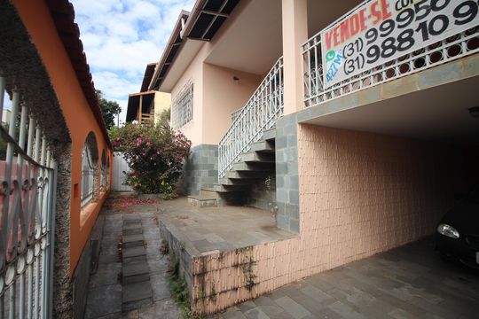Quintal de casa para alugar com 4 quartos, 180m² em Santa Helena, Belo Horizonte