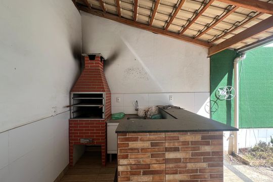 Churrasqueira de casa à venda com 3 quartos, 233m² em Parque Xangri-lá, Contagem