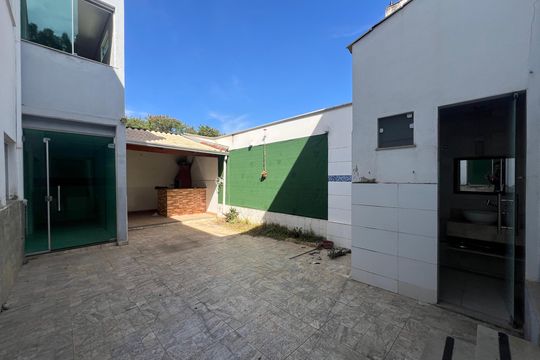 Quintal de casa à venda com 3 quartos, 233m² em Parque Xangri-lá, Contagem