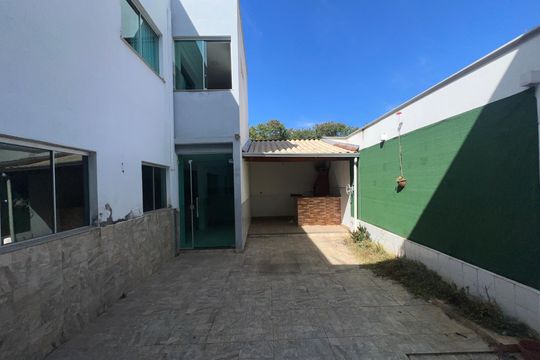 Quintal de casa à venda com 3 quartos, 233m² em Parque Xangri-lá, Contagem