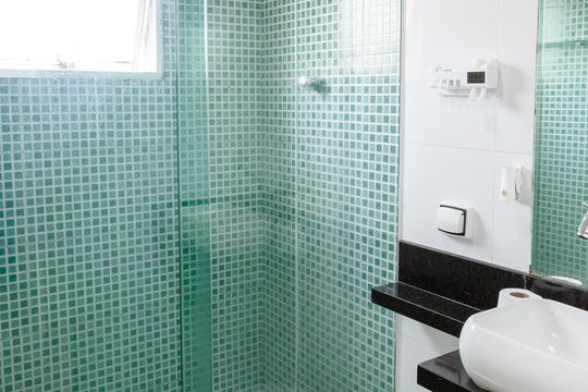 Banheiro de apartamento à venda com 2 quartos, 58m² em Vila Zamataro, Guarulhos