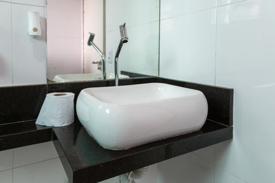 Banheiro de apartamento à venda com 2 quartos, 58m² em Vila Zamataro, Guarulhos