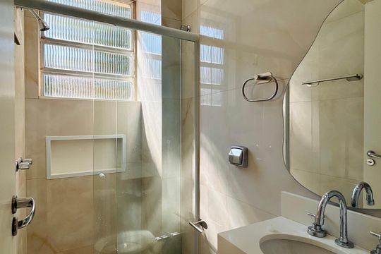 Banheiro social de apartamento para alugar com 2 quartos, 70m² em Humaitá, Rio de Janeiro