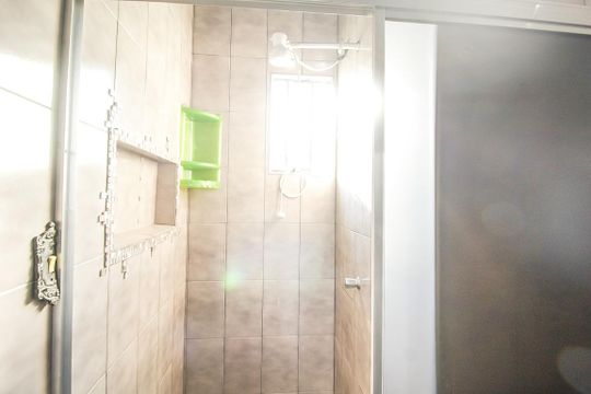 Banheiro da Suíte 2 de casa para alugar com 3 quartos, 100m² em Vila Jaraguá, São Paulo