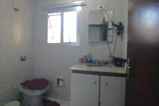 Banheiro comum 1 de casa à venda com 3 quartos, 320m² em Parque Brasil, São Paulo