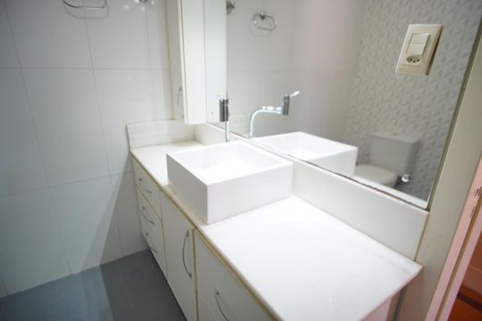 Banheiro Corredor de apartamento para alugar com 3 quartos, 120m² em Santa Cecília, Porto Alegre