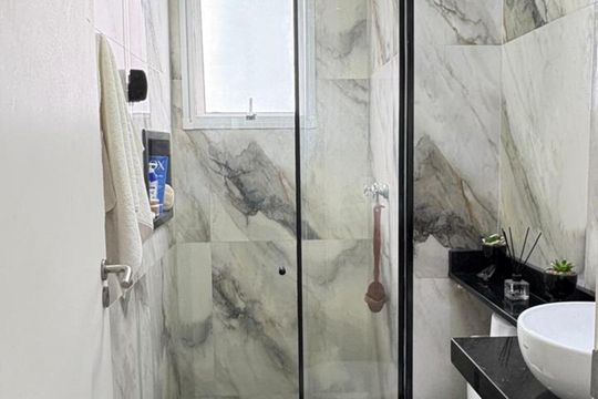Banheiro social de apartamento à venda com 2 quartos, 49m² em Irajá, Rio de Janeiro