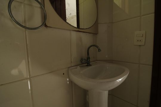 Banheiro de serviço de casa de condomínio para alugar com 3 quartos, 700m² em Jacarepaguá, Rio de Janeiro