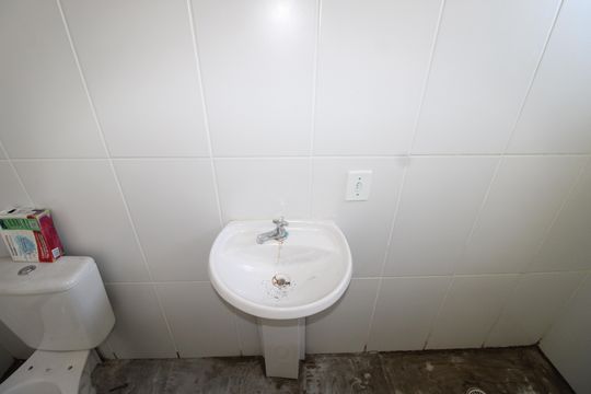 Banheiro social de apartamento à venda com 2 quartos, 52m² em Jardim Guaianazes, São Paulo
