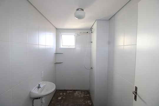Banheiro social de apartamento à venda com 2 quartos, 52m² em Jardim Guaianazes, São Paulo
