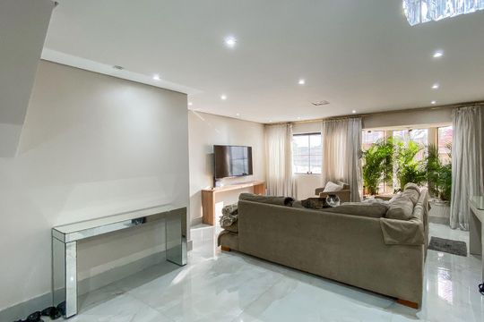 Casa à venda com 3 quartos, 249m² em Vila Pierina, São Paulo