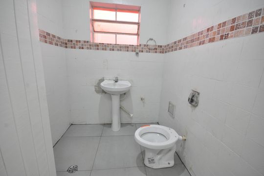 Lavabo de casa para alugar com 3 quartos, 160m² em Vila Nelson, São Paulo