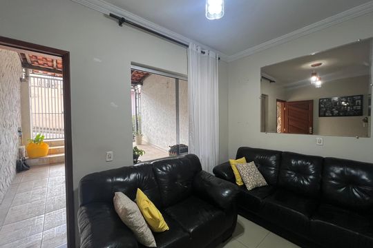 Sala de casa à venda com 2 quartos, 90m² em Serrano, Belo Horizonte