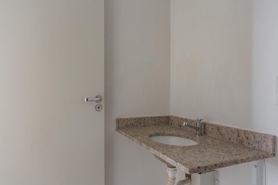 Banheiro de apartamento à venda com 2 quartos, 51m² em Humaitá, Porto Alegre
