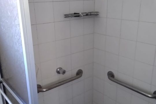 Banheiro social de casa à venda com 4 quartos, 128m² em Parolin, Curitiba