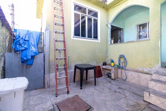 Garagem de casa para alugar com 2 quartos, 100m² em Bento Ribeiro, Rio de Janeiro