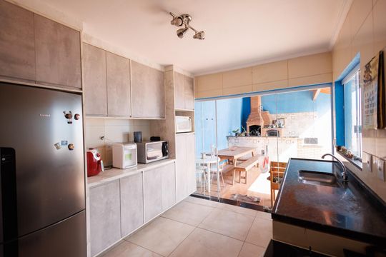 Cozinha de casa para alugar com 3 quartos, 380m² em Piracangaguá, Taubaté