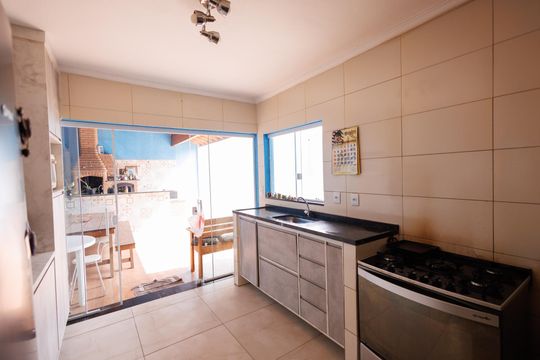 Cozinha de casa para alugar com 3 quartos, 380m² em Piracangaguá, Taubaté