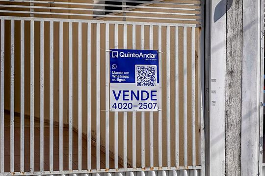 Placa instalada na Fachada de apartamento à venda com 2 quartos, 80m² em Vila Guarani, Santo André