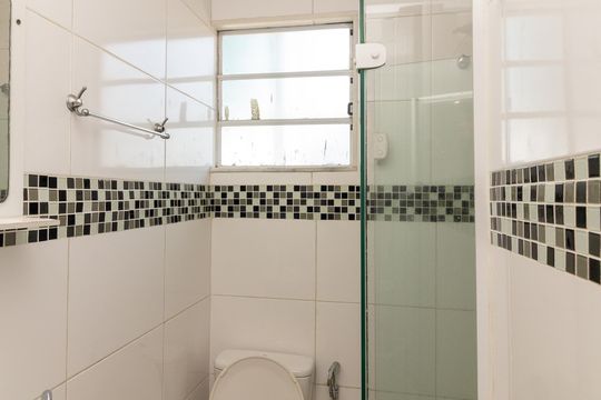 Banheiro de apartamento para alugar com 1 quarto, 45m² em Padre Miguel, Rio de Janeiro
