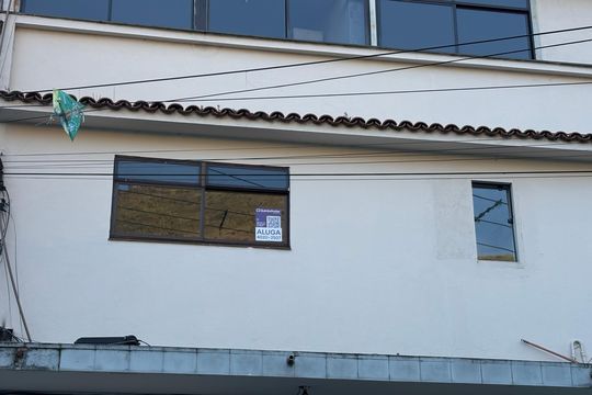 Placa de apartamento para alugar com 3 quartos, 70m² em Itamarati, Petrópolis