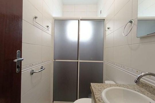 Banheiro  de apartamento para alugar com 2 quartos, 48m² em Carianos, Florianópolis