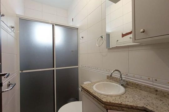 Banheiro  de apartamento para alugar com 2 quartos, 48m² em Carianos, Florianópolis