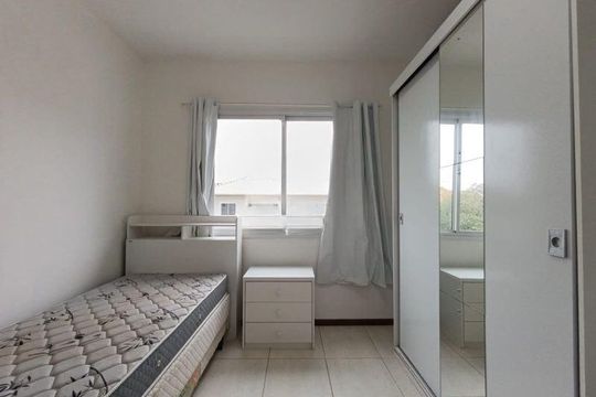 Quarto 1 de apartamento para alugar com 2 quartos, 48m² em Carianos, Florianópolis