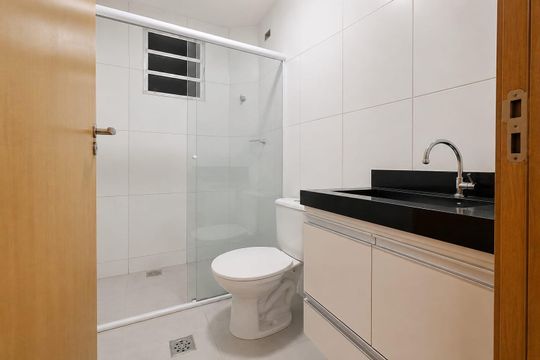 Banheiro de apartamento para alugar com 2 quartos, 45m² em Shopping Park, Uberlândia