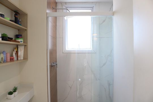 Banheiro de apartamento à venda com 2 quartos, 47m² em Parque Industrial Tomas Edson, São Paulo