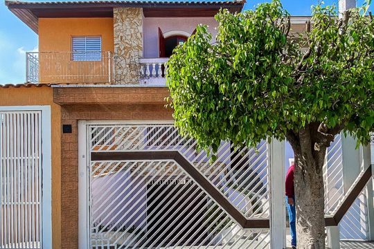 Fachada de casa à venda com 3 quartos, 225m² em Itaquera, São Paulo