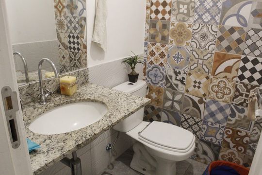 Banheiro social de apartamento à venda com 3 quartos, 90m² em Taquara, Rio de Janeiro