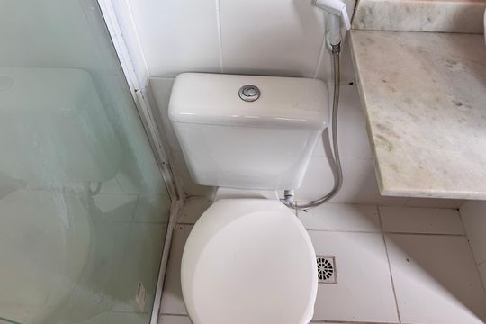 Banheiro da suíte de apartamento para alugar com 3 quartos, 70m² em Vargem Pequena, Rio de Janeiro