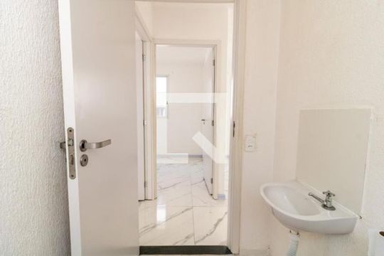 Banheiro de apartamento para alugar com 2 quartos, 44m² em Campo Novo, Porto Alegre