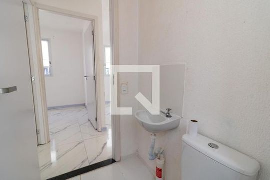 Banheiro de apartamento para alugar com 2 quartos, 44m² em Campo Novo, Porto Alegre