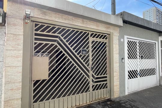 Fachada de casa à venda com 3 quartos, 90m² em Ferreira, São Paulo