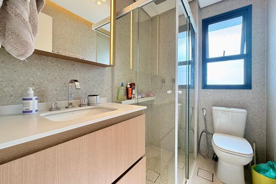 Banheiro Suíte 1 de apartamento à venda com 2 quartos, 84m² em Jardim das Acacias, São Paulo