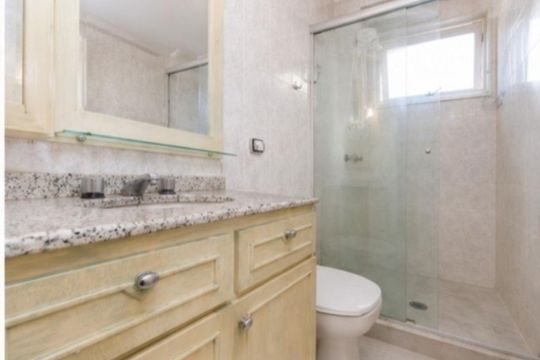 Banheiro social de apartamento para alugar com 2 quartos, 94m² em Passo d’Areia, Porto Alegre