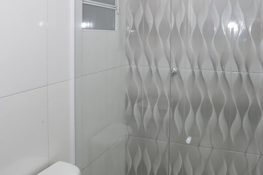 Banheiro de kitnet/studio para alugar com 1 quarto, 20m² em Lapa de Baixo, São Paulo