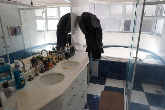 Banheiro da Suíte 1 de casa de condomínio à venda com 3 quartos, 404m² em Tarumã, Barueri