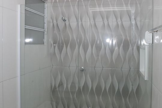 Banheiro de kitnet/studio para alugar com 1 quarto, 20m² em Lapa de Baixo, São Paulo